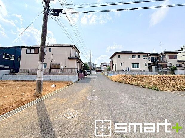~閑静な住宅街の立地~ ・周辺は閑静な住宅街となっておりますので、静かな暮らしをご実現いただけます。 ・前面道路の交通量も多くないので、小さなお子様がいるご家庭でもご安心ですね。