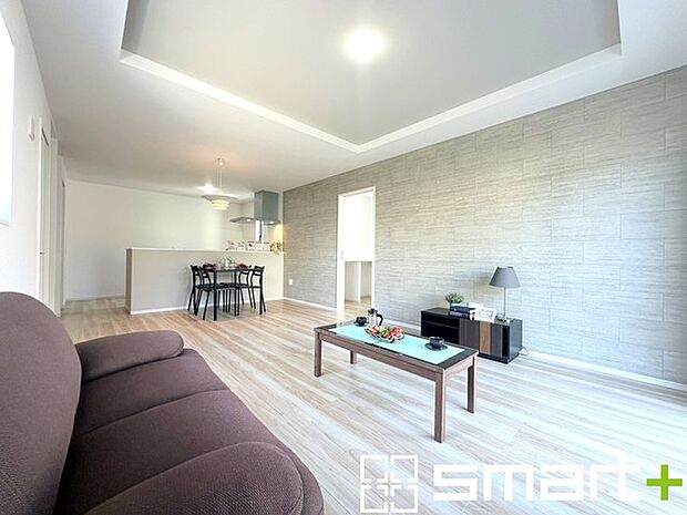 ~ナチュラルな色彩のLDK~ ・自然な風合いの色味で纏められたLDKは家具のコーディネートもしやすくなっております。 ・どんなインテリアにするか、考えるだけでも楽しくなりますね。