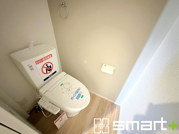 ~やはり便利なタンク式トイレ~ ・最近はタンクレストイレもございますが、タンク式の場合は停電時もお水を流すことが可能。 ・故障時なども比較的費用が安くなるなど、メリットが多くなります。