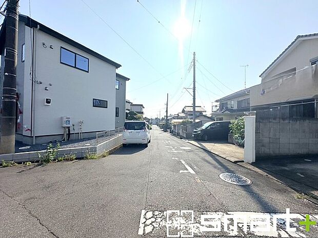 ~開放感ある角地のお住まい~ ・2方向が空く事で開放感のある角地に位置しております。 ・窮屈な感じが無く、ゆったりと暮らせるこの魅力をぜひ現地でご体感くださいませ。
