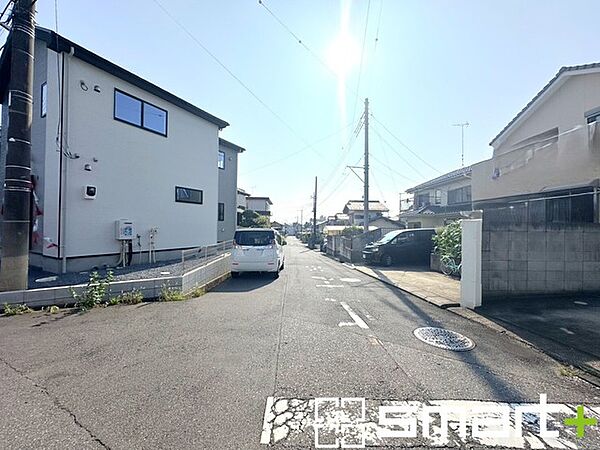 ～開放感ある角地のお住まい～ ・2方向が空く事で開放感のある角地に位置しております。 ・窮屈な感じが無く、ゆったりと暮らせるこの魅力をぜひ現地でご体感くださいませ。