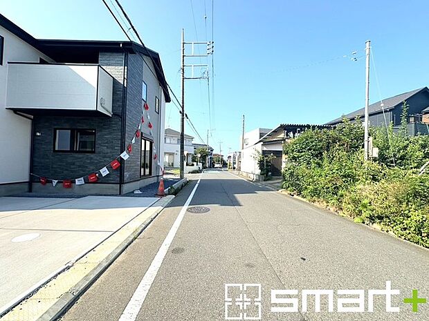 ~十分な広さのある前面道路~ ・前面道路は約6mございますので、お車でのすれ違いも楽々で余計なストレスがかかりません。 ・日々お車での移動が多い方には大切なポイントですね。