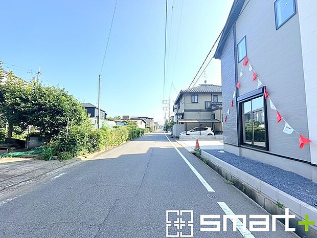 ~閑静な住宅街の立地~ ・周辺は閑静な住宅街となっておりますので、静かな暮らしをご実現いただけます。 ・前面道路の交通量も多くないので、小さなお子様がいるご家庭でもご安心ですね。