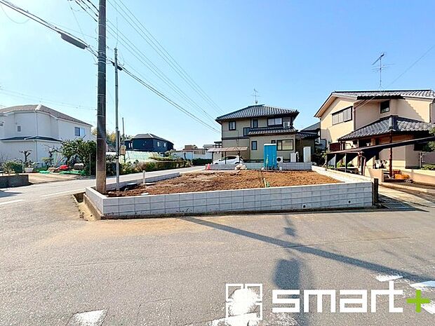 ~開放感ある角地のお住まい~ ・2方向が空く事で開放感のある角地に位置しております。 ・窮屈な感じが無く、ゆったりと暮らせるこの魅力をぜひ現地でご体感くださいませ。