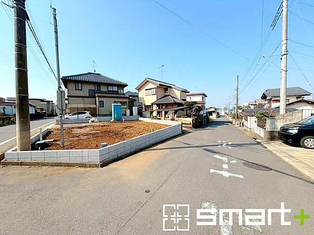 ~閑静な住宅街の立地~ ・周辺は閑静な住宅街となっておりますので、静かな暮らしをご実現いただけます。 ・前面道路の交通量も多くないので、小さなお子様がいるご家庭でもご安心ですね。