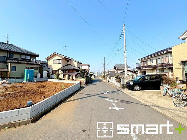 ～十分な広さのある前面道路～ ・前面道路は約6ｍございますので、お車でのすれ違いも楽々で余計なストレスがかかりません。 ・日々お車での移動が多い方には大切なポイントですね。 