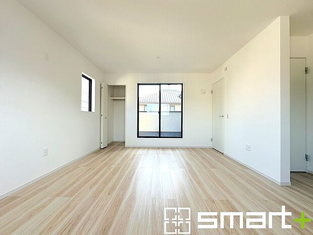 ~間取り変更も可能な洋室~ ・11.8帖の洋室は間仕切りを造る事で2部屋に分ける事が可能。 ・ご家族の状況に応じて部屋の数を変更できるプランです。
