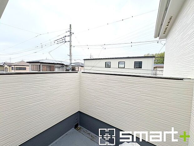 ～洗濯物も干しやすいバルコニー～ ・バルコニーには物干し竿受けが標準装備されております。 ・テラス屋根等のオプションもお気軽にご相談くださいませ。 