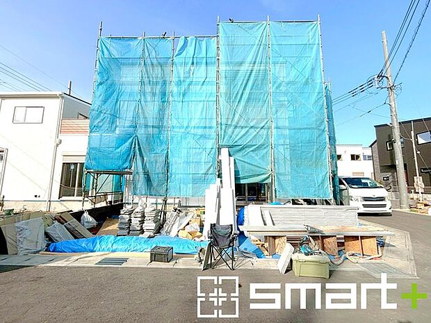 ～ベタ基礎でしっかりとした土台～ ・コンクリートの中に鉄筋を配し強度を高めた「ベタ基礎」を採用。 ・しっかりとした土台を造ったうえで、その上に建物が築造されていきます。 