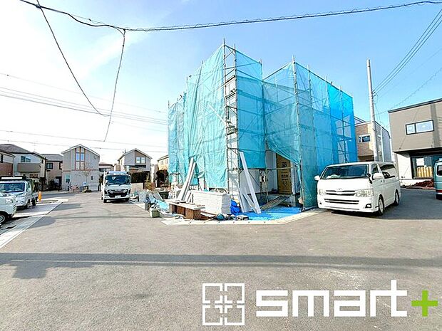 ～開放感ある角地のお住まい～ ・2方向が空く事で開放感のある角地に位置しております。 ・窮屈な感じが無く、ゆったりと暮らせるこの魅力をぜひ現地でご体感くださいませ。 