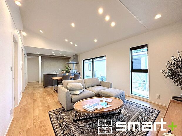 ～余裕の空間が広がるＬＤＫ～ ・18.5帖あるＬＤＫはご家族団らんのお時間を余裕の広さで演出してくれます。 ・ご内覧の際は家具の配置などもイメージしながらご覧くださいませ。 