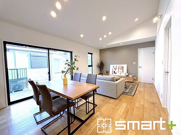 ～穏やかな陽の入るＬＤＫ～ ・大きな窓のあるＬＤＫは陽当りも良好で明るい空間となっております。 ・ご家族団らんなど過ごす時間の多いＬＤＫが明るいのは嬉しいポイントですね。 