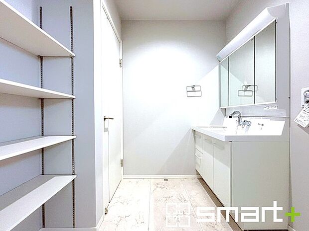 ～収納も充実の洗面所～ ・洗面所にはリネンスペースを設ける事でタオルや洗剤などの置場にも困りません。 ・意外とリネンスペースがある物件は少ないので、ぜひ現地でその魅力をご確認ください。 