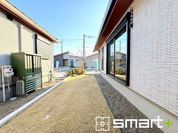 ～広々したお庭のある邸宅～ ・余裕の敷地には広いお庭もご用意。 ・ガーデニングや安らぎの空間として、倉庫を置いたりと様々な活用が可能です。 ・人工芝の敷設などもお気軽にご相談くださいませ。 