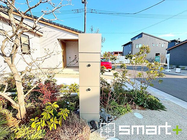 ～閑静な住宅街の立地～ ・周辺は閑静な住宅街となっておりますので、静かな暮らしをご実現いただけます。 ・前面道路の交通量も多くないので、小さなお子様がいるご家庭でもご安心ですね。 