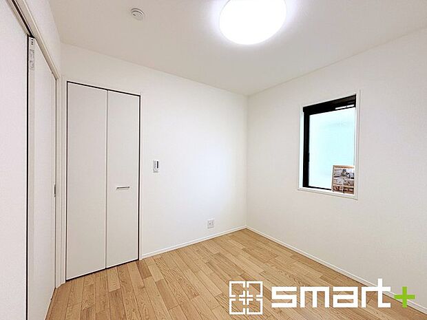 ～収納豊富な洋室～ ・各居室に備え付けの収納をご用意。タンスなどを置く場合と比べ出っ張らないので部屋の中を有効のご活用いただけます。 ・収納の広さなどぜひ現地でご確認くださいませ。 