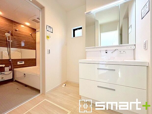 ～シャワー付き洗面台を採用～ ・洗面台の蛇口がホースで伸びシャワーとしてご利用可能。 ・朝の寝ぐせ直しなどにシャワーを使いたい時、洗面台の掃除をする際にも便利にお使いいただけますよ。 