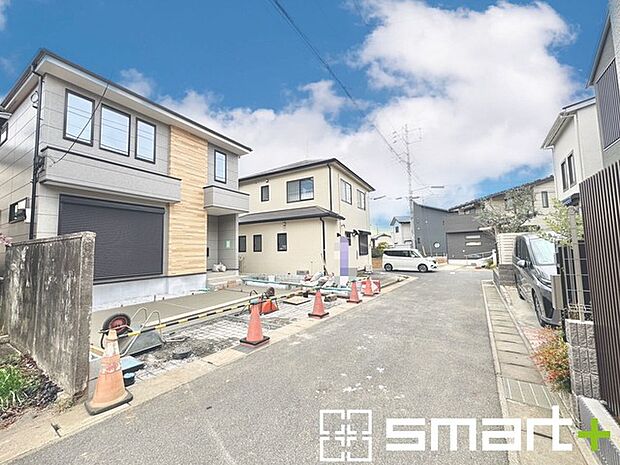 ~閑静な住宅街の立地~ ・周辺は閑静な住宅街となっておりますので、静かな暮らしをご実現いただけます。 ・前面道路の交通量も多くないので、小さなお子様がいるご家庭でもご安心ですね。