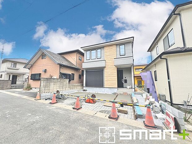 ~ベタ基礎でしっかりとした土台~ ・コンクリートの中に鉄筋を配し強度を高めた「ベタ基礎」を採用。 ・しっかりとした土台を造ったうえで、その上に建物が築造されていきます。