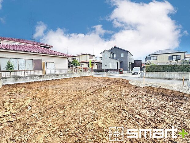 ～ベタ基礎でしっかりとした土台～ ・コンクリートの中に鉄筋を配し強度を高めた「ベタ基礎」を採用。 ・しっかりとした土台を造ったうえで、その上に建物が築造されていきます。 