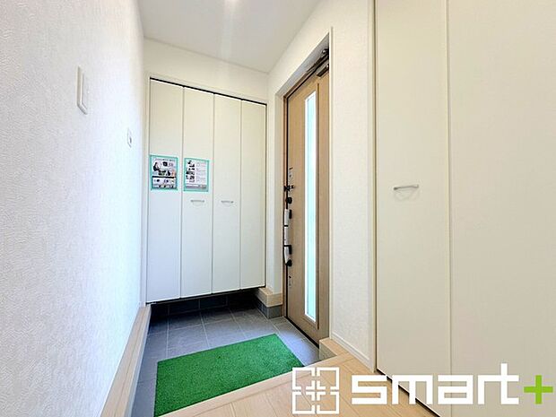 ~明るい玄関~ ・圧迫感がなく広々とした印象の玄関。玄関ドアにガラス部分を設ける事で明るい陽光が差し込む空間になります。 ・備え付けのシューズボックスはたっぷりしまえて玄関スッキリ。