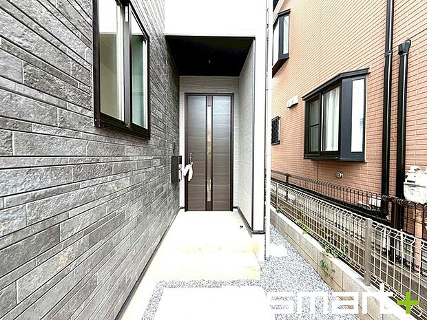 ~お住まいの顔「玄関」~ ・玄関ドアの上にはもちろん軒がございますので、雨の日でも濡れずに鍵の開閉が可能です。 ・鍵は防犯性に優れたディンプルキーを採用。