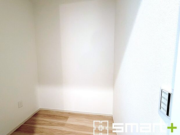 ～シェアクローゼット～ 日々の生活を軽やかに整えるシェアクローゼットとして、使い勝手の良さと心地よい静けさを兼ね備えた住まいのゆとりを感じさせます。 