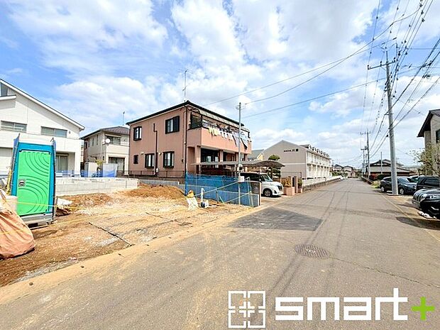 ～閑静な住宅街の立地～ ・周辺は閑静な住宅街となっておりますので、静かな暮らしをご実現いただけます。 ・前面道路の交通量も多くないので、小さなお子様がいるご家庭でもご安心ですね。 