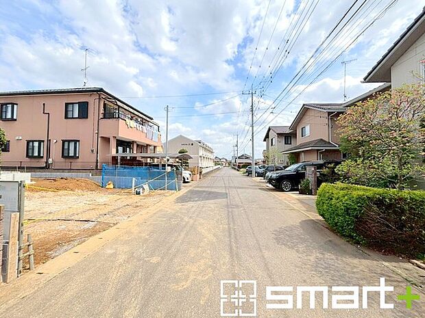 ～十分な広さのある前面道路～ ・前面道路は約6ｍございますので、お車でのすれ違いも楽々で余計なストレスがかかりません。 ・日々お車での移動が多い方には大切なポイントですね。 