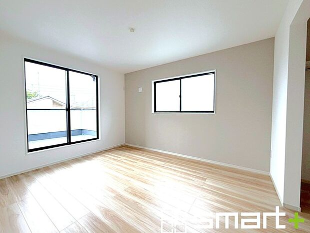 ~2面採光の明るいお部屋~ ・洋室は2面採光とする事で穏やかな陽の入る明るい空間となっております。 ・くつろぎのプライベート時間を明るい空間で穏やかにお過ごしいただけます。