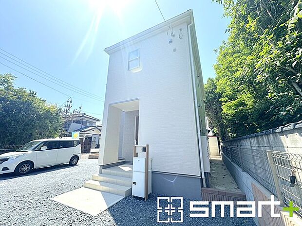 ~閑静な住宅街の立地~ ・周辺は閑静な住宅街となっておりますので、静かな暮らしをご実現いただけます。 ・前面道路の交通量も多くないので、小さなお子様がいるご家庭でもご安心ですね。