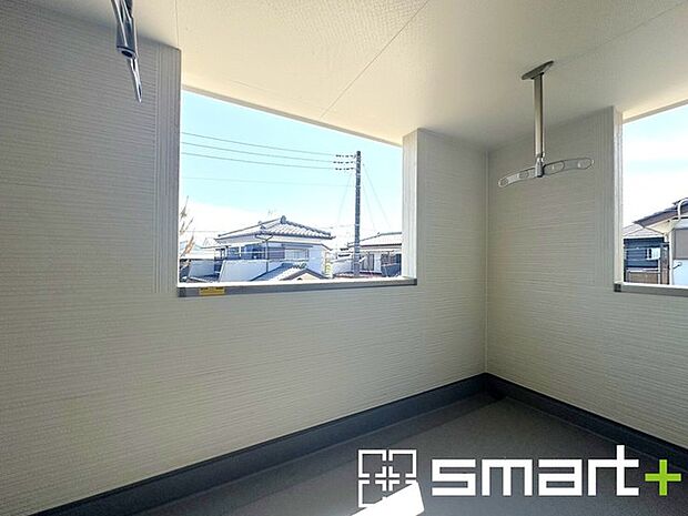 ~屋根付きのバルコニー~ ・バルコニーは屋根付きなので急な雨でも安心です。 ・奥行きもあるので洗濯物が干しやすいのも嬉しいポイントですね。