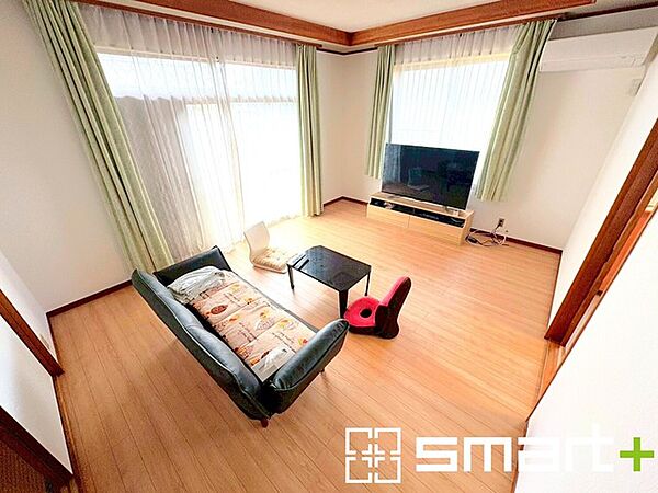 ～オプション施行もお任せください～ ・フローリングの変色など劣化を軽減し、水をこぼした場合などにも防いでくれるフロアコーテイングが人気となっております。 ・オプション施行もお任せください。