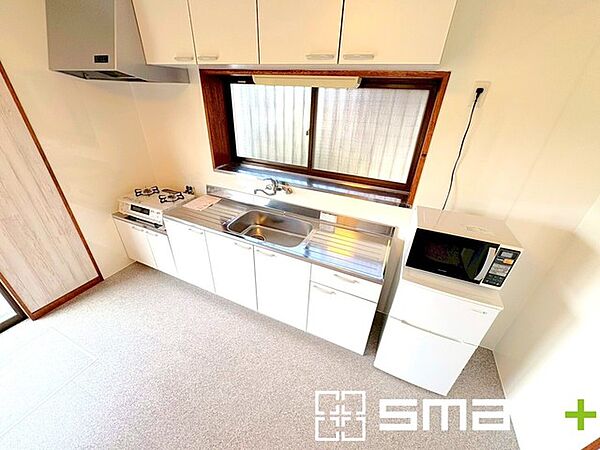 ～リビングを有効活用～ ・キッチンは対面式ではなく壁側にございますので、お部屋の中の空間を有効活用できます。 ・現地ではぜひ家具の配置などもイメージしながらご見学くださいませ。