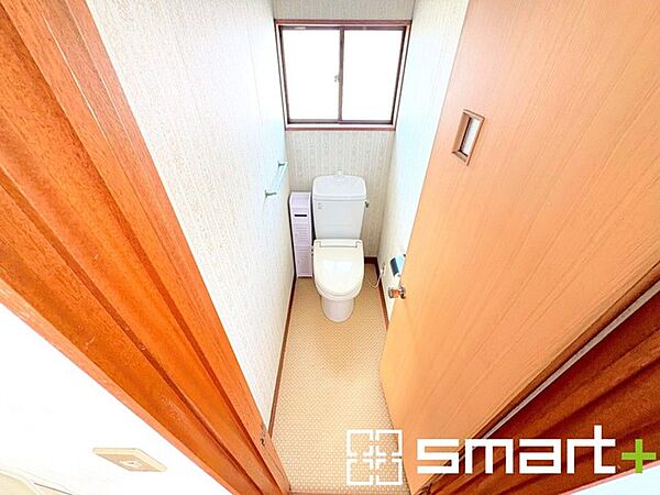 ～やはり便利なタンク式トイレ～ ・最近はタンクレストイレもございますが、タンク式の場合は停電時もお水を流すことが可能。 ・故障時なども比較的費用が安くなるなど、メリットが多くなります。