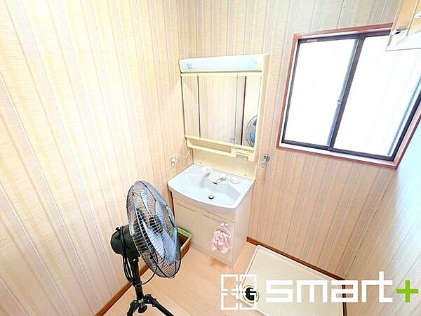 ～人気の三面鏡を採用～ ・洗面台は三面鏡仕様なので鏡の角度を変える事で頭の後ろの方までご確認可能です。 ・鏡の裏が収納になっておりますので、洗面台周りもスッキリと片付きます。