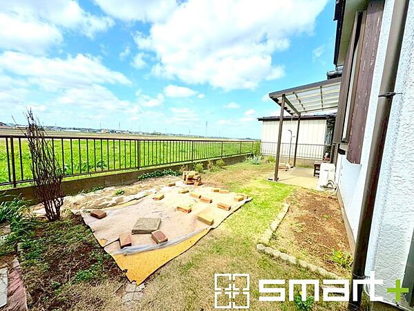 ～広々したお庭のある邸宅～ ・余裕の敷地には広いお庭もご用意。 ・ガーデニングや安らぎの空間として、倉庫を置いたりと様々な活用が可能です。 ・人工芝の敷設などもお気軽にご相談くださいませ。