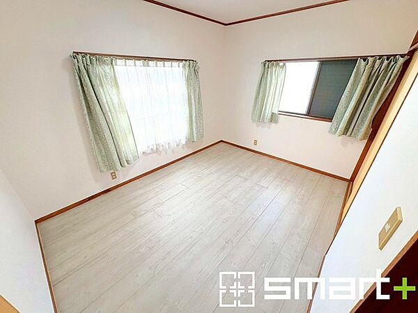 ～2面採光の明るいお部屋～ ・洋室は2面採光とする事で穏やかな陽の入る明るい空間となっております。 ・くつろぎのプライベート時間を明るい空間で穏やかにお過ごしいただけます。
