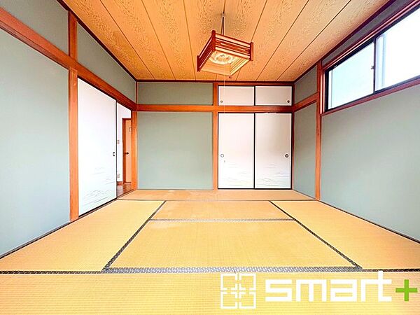 ～「和みの部屋」和室をご用意～ ・ゴロンと寝転がったり、お子様のいるご家庭ではお子様を寝かしつけたり、などご活用いただける和室をご用意。 ・やはり畳の香りは心が落ち着きますね。