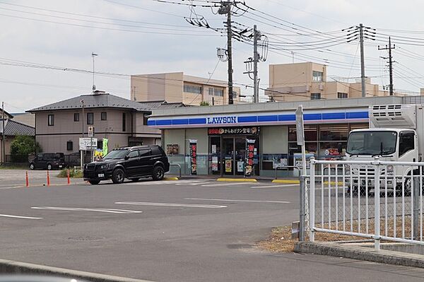 ローソンつくばみらい谷井田店 毎日の暮らしを豊かに彩る、頼れるコンビニエンスストアがすぐそこに。静かな佇まいが心地よい住まいと、利便性の高い日常が調和する環境です （1200m）