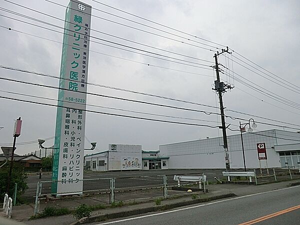 緑クリニック 地域に根差した医療を提供し、皆様の健康を支える安心感のある診療所は、落ち着きと調和に満ちた空間です （1400m）