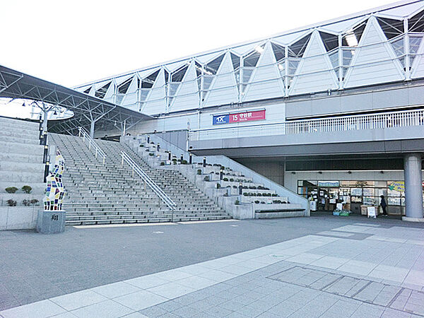 守谷駅 守谷駅までバスで21分です。 バス停の西谷井田までは徒歩1分の距離にあり、アクセスの良い立地となります。（6000m）