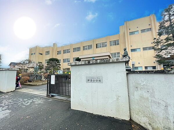 伊奈小学校（1100m）