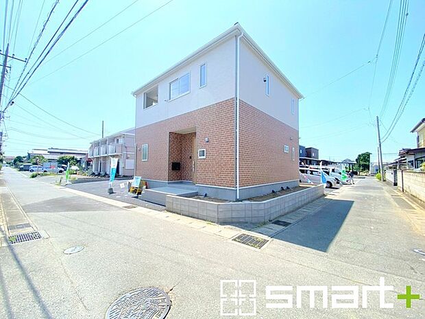 ~開放感ある角地のお住まい~ ・2方向が空く事で開放感のある角地に位置しております。 ・窮屈な感じが無く、ゆったりと暮らせるこの魅力をぜひ現地でご体感くださいませ。