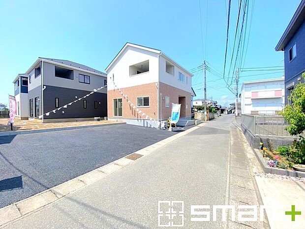 ~十分な広さのある前面道路~ ・前面道路は約4mございますので、お車でのすれ違いも可能で余計なストレスがかかりません。 ・日々お車での移動が多い方には大切なポイントですね。