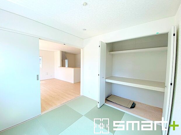 ~使い勝手の良い「和洋室」~ ・畳敷きに建具は洋風、というハイブリッド型の「和洋室」。和室と洋室の良い所を組み合わせたお部屋です。 ・やはり畳の香りは心が落ち着きますね。
