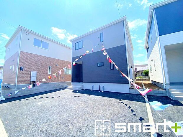 ~ゆとりあるカースペース~ ・セカンドカーや来客時にも困らないカースペース2台分は並列駐車可能でお車の出し入れもラクラク。 ・自転車やバイク、物置などもおける余裕の広さです。