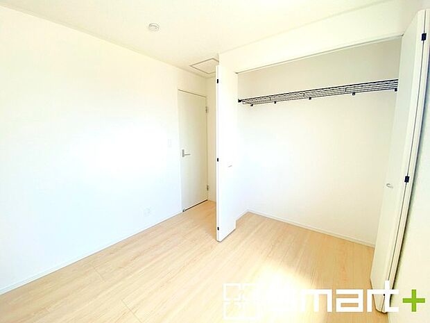 ～2面採光の明るいお部屋～ ・洋室は2面採光とする事で穏やかな陽の入る明るい空間となっております。 ・くつろぎのプライベート時間を明るい空間で穏やかにお過ごしいただけます。 