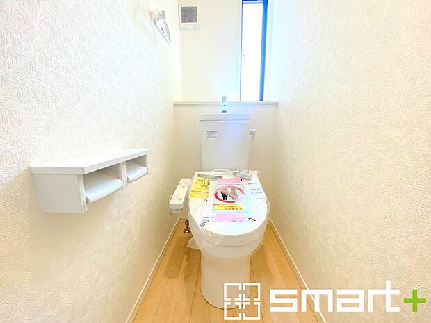 ～小窓付きの明るいトイレ～ ・使用後や掃除の際には新鮮な空気を取り込み換気ができます。 ・背面のスペースにちょっとした棚を設置すれば、トイレットペーパーのストックなども置けますね。