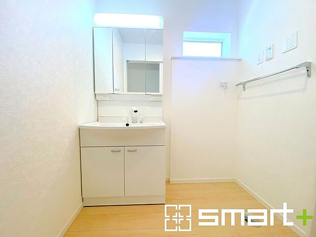 ~シャワー付き洗面台を採用~ ・洗面台の蛇口がホースで伸びシャワーとしてご利用可能。 ・朝の寝ぐせ直しなどにシャワーを使いたい時、洗面台の掃除をする際にも便利にお使いいただけます。